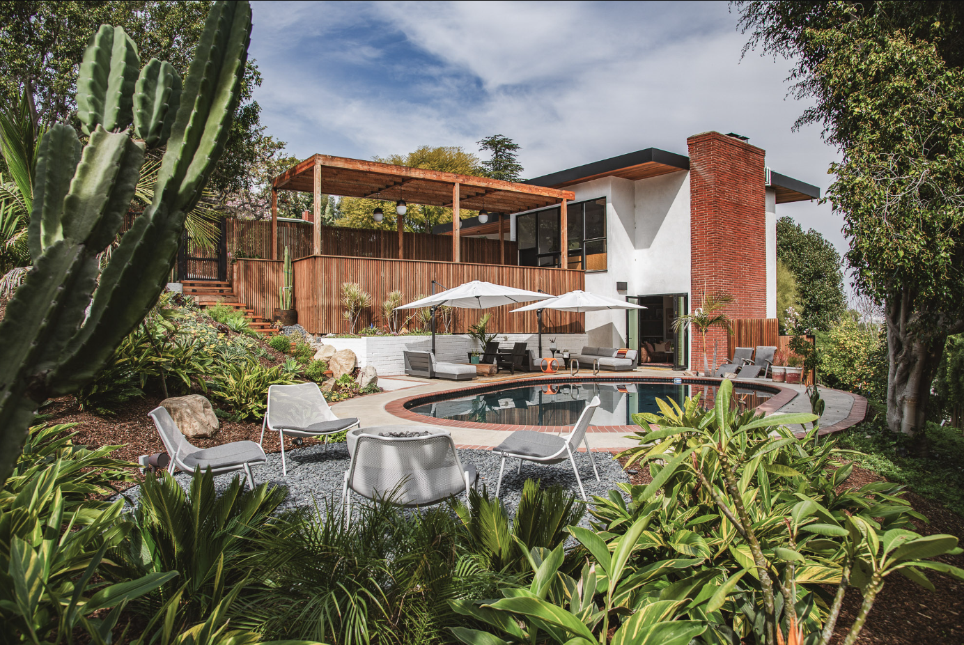 Custom mid-century modern home with pool and lush landscaping built by SJC Building Services in Los Angeles